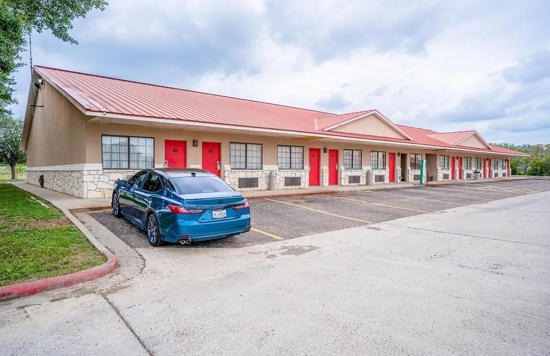 Days Inn & Suites By Wyndham Beeville-1