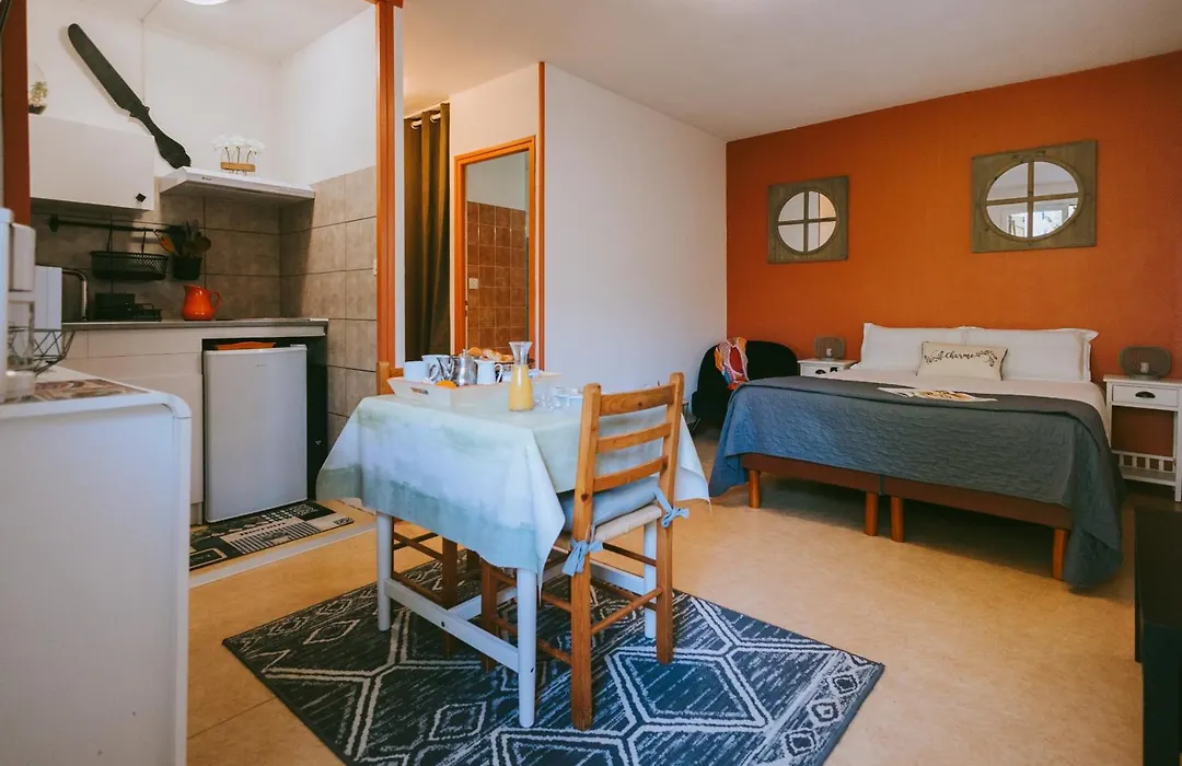 Hôtel Studios Les Acacias-1