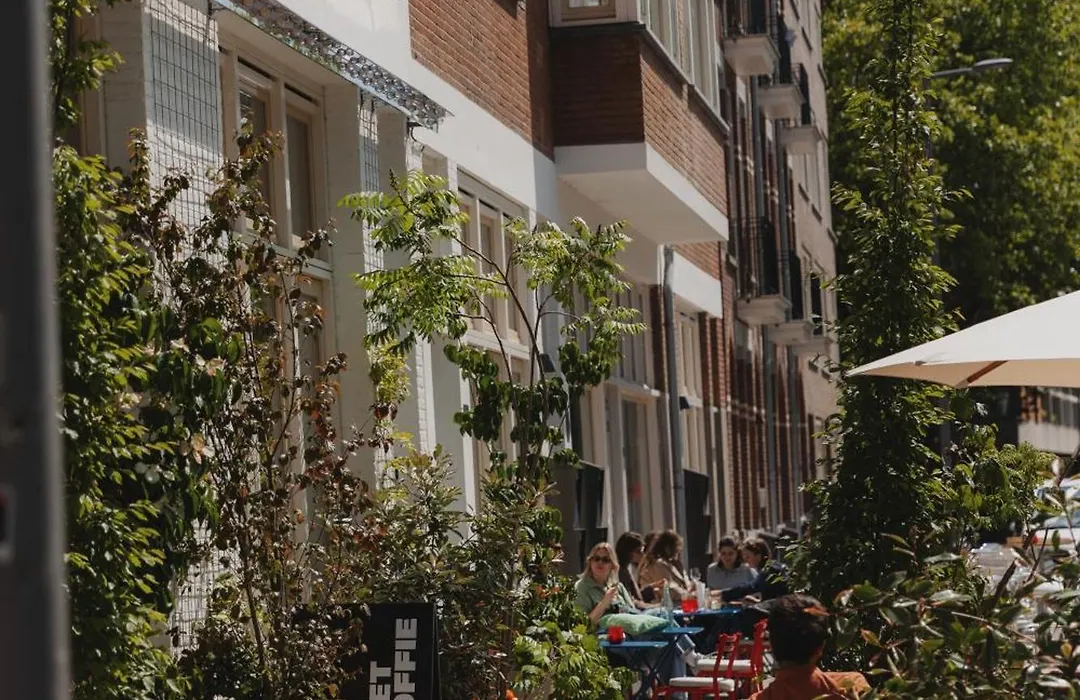 Man Met Bril Koffie Hotel-1