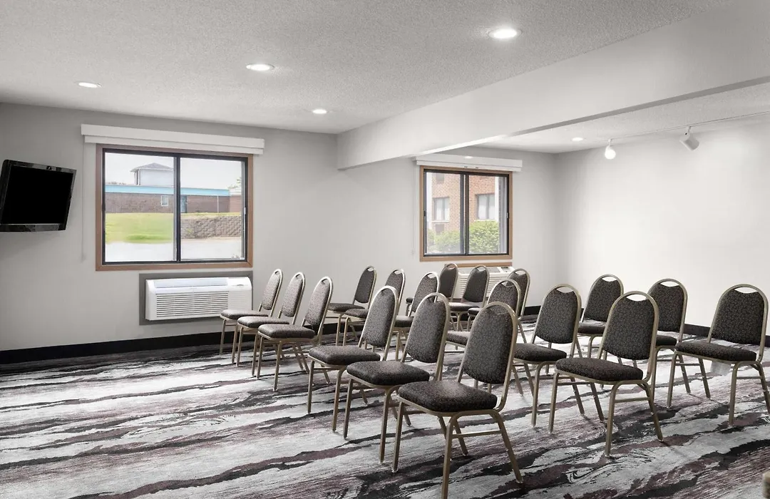 Ramada By Wyndham Cedar Rapids South-1