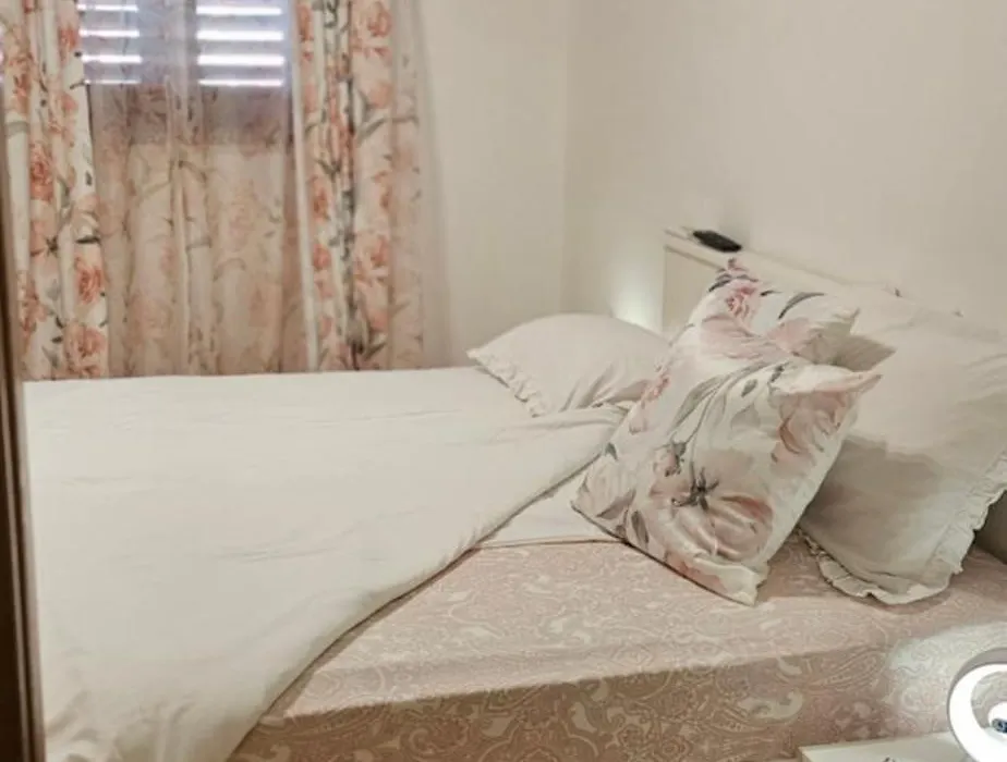 Room Kris With Private Entrance & Private Bathroom-1