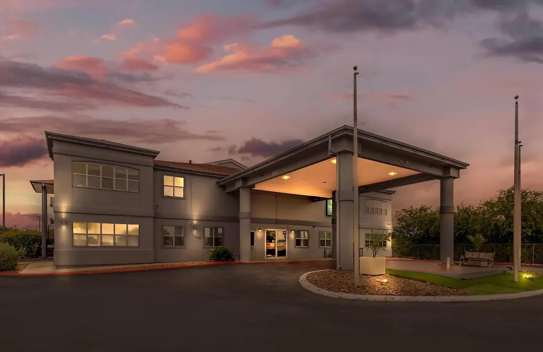 Quality Inn & Suites Near Six Flags And Medical Center-1