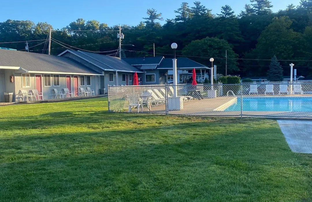 Barberry Court Motel &Cabins-1