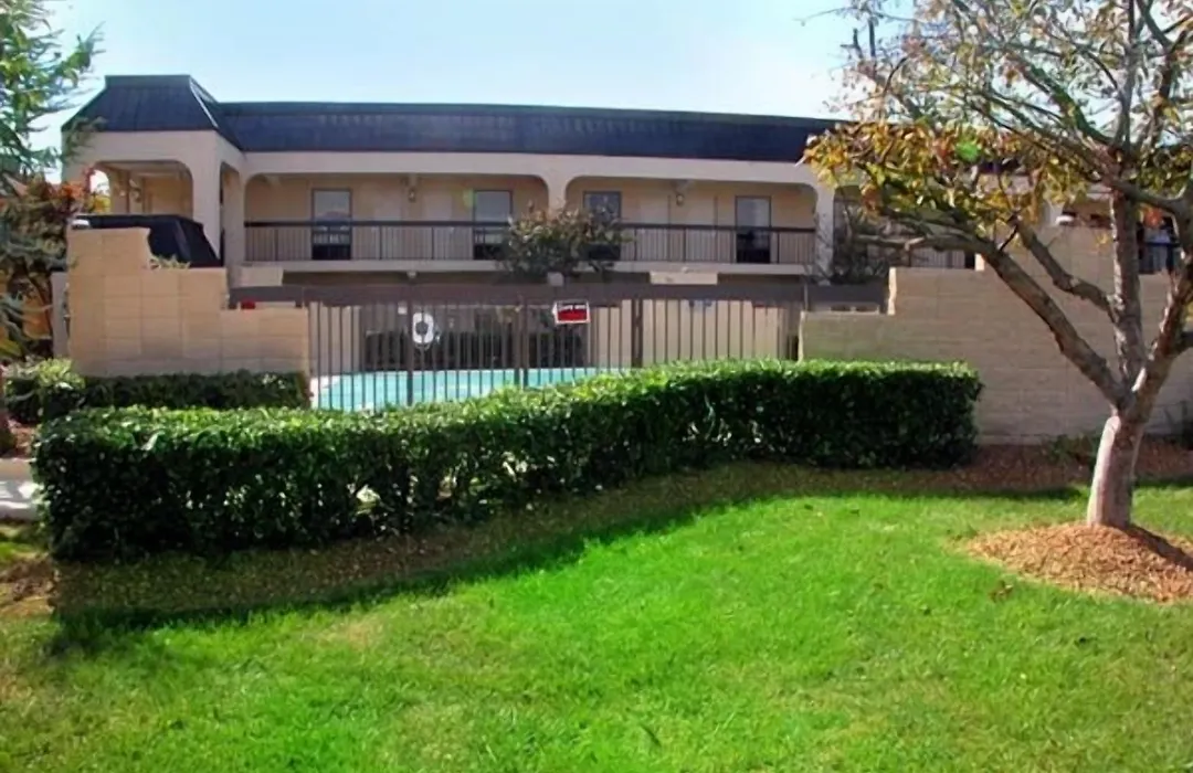 Ramada By Wyndham Lebanon-1