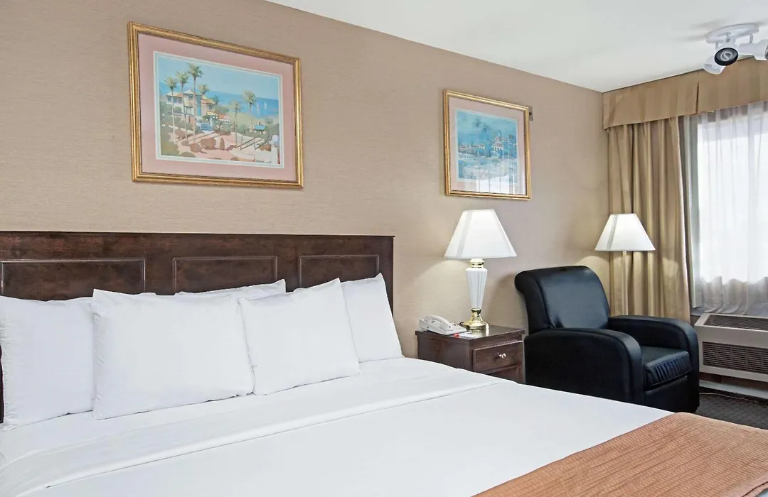 Howard Johnson By Wyndham Torrance-1