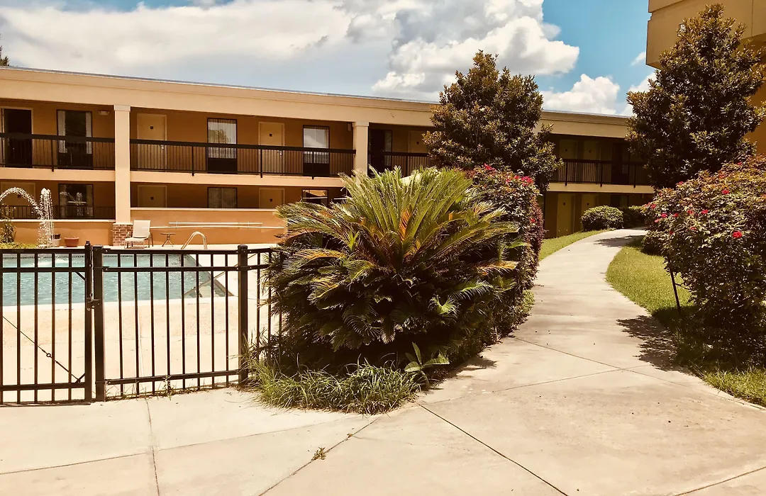 Quality Inn & Suites Conference Center Statesboro Historic District-1