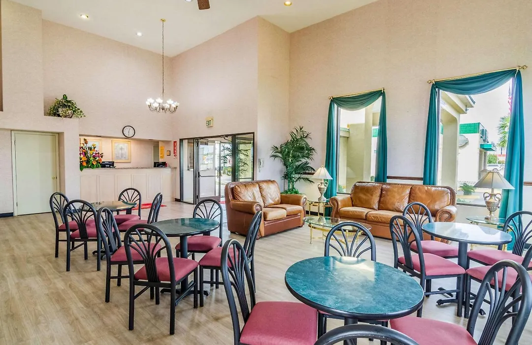 Econo Lodge Inn & Suites Gulfport Airport-1