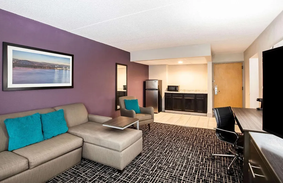 La Quinta Inn By Wyndham Davenport & Conference Center-1