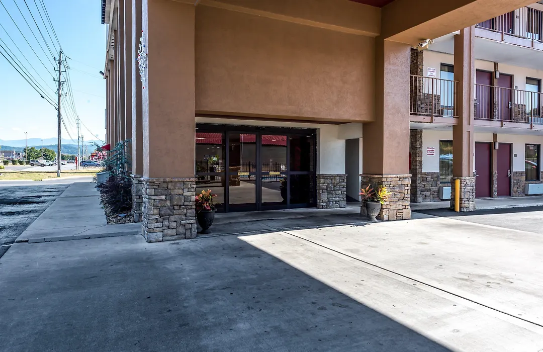 Red Roof Inn & Suites Pigeon Forge Parkway-1