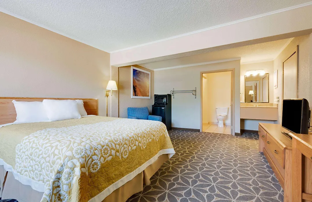 Days Inn By Wyndham Fairmont-1