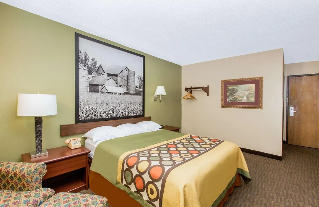 Super 8 By Wyndham Fairmont-1