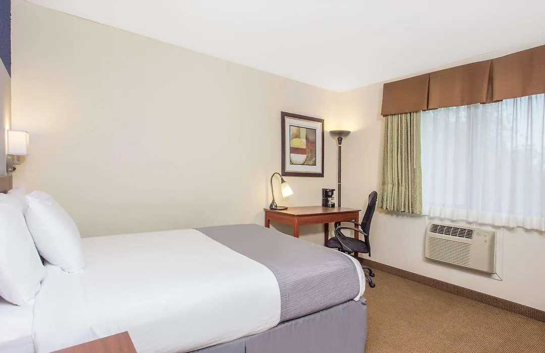 Baymont By Wyndham Dubuque-1