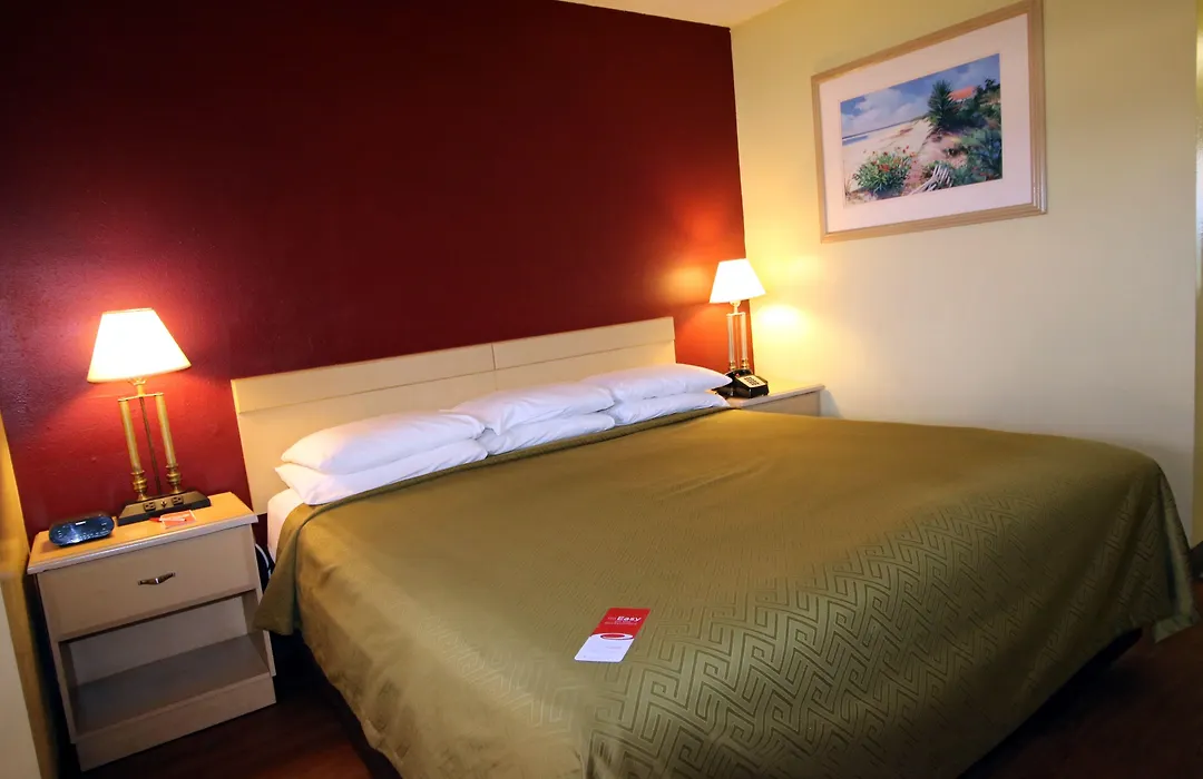 Econo Lodge Inn & Suites Maingate Central-1