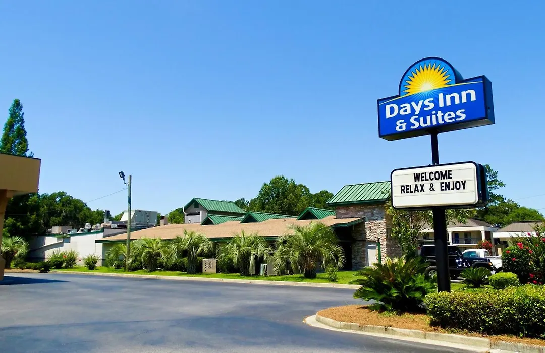 Days Inn & Suites By Wyndham Savannah Midtown-1
