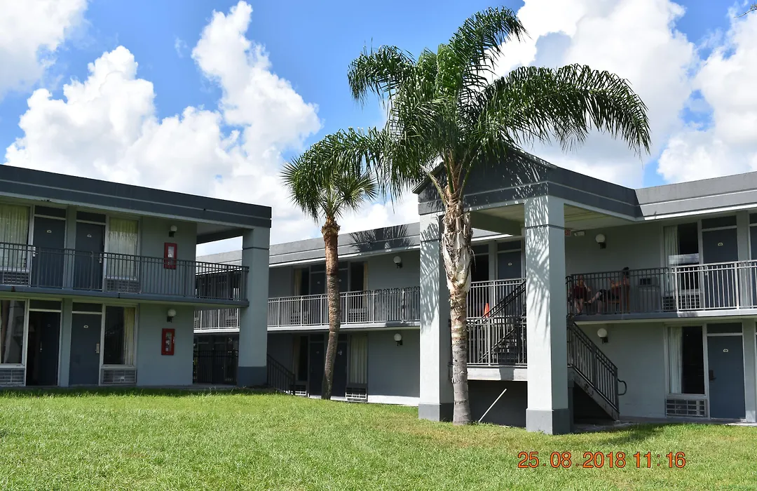 Super 8 By Wyndham Ocala I-75-1