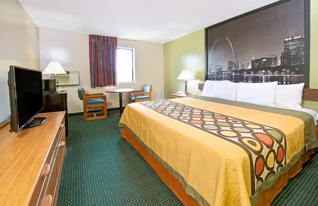 Super 8 By Wyndham Eureka/Six Flags Nearby-1