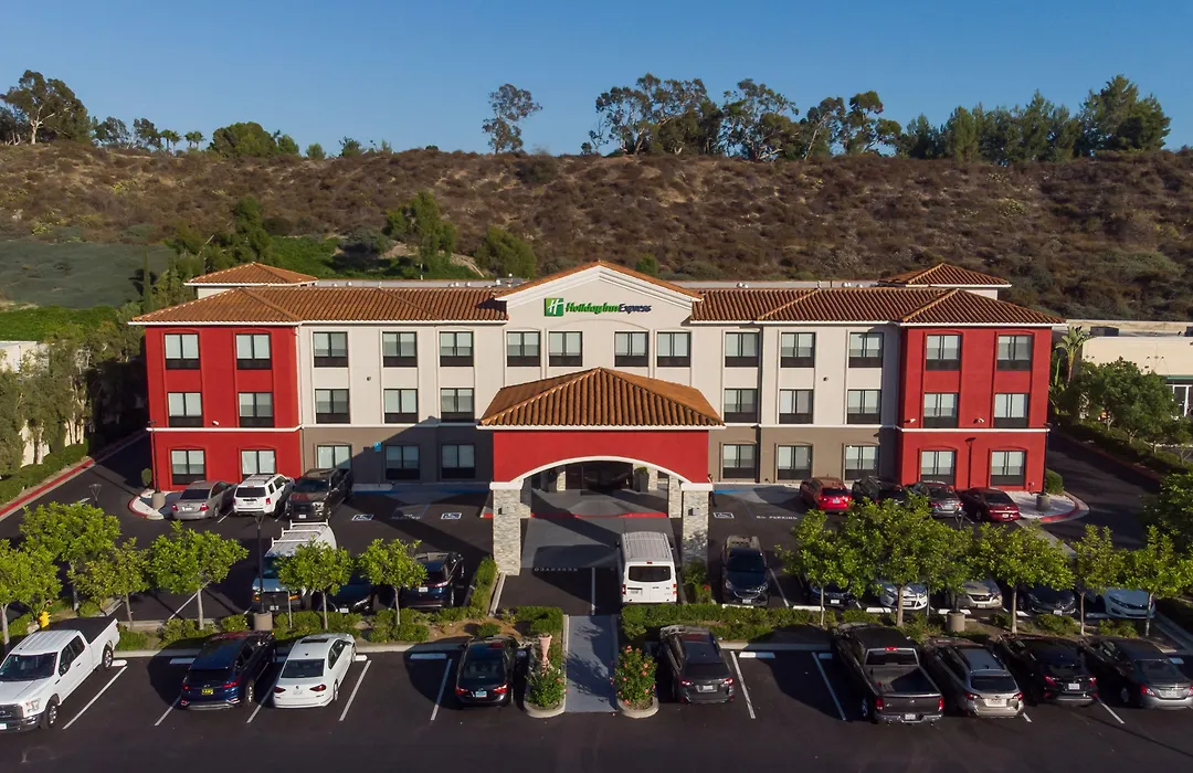 Holiday Inn Express & Suites - Lake Forest By Ihg-1