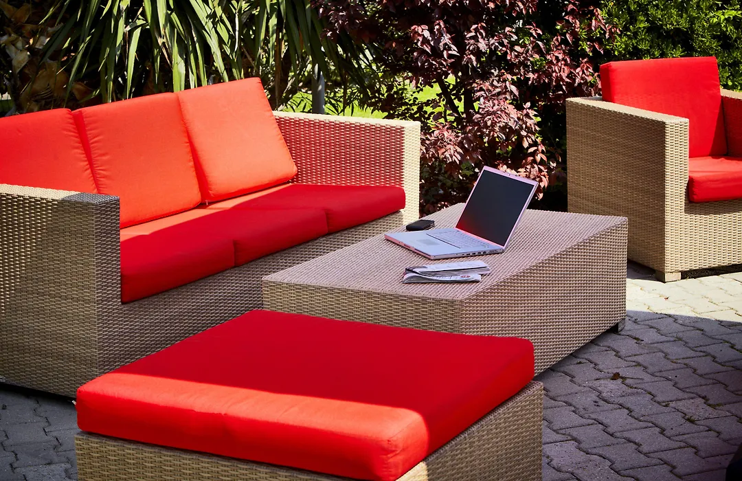 Brit Hotel Confort Nîmes Ouest - A9 sortie 25 - Pdj dès 5h30 - Parking PV - Terrasse&jardin - Pet friendly - Séminaire - Accueil groupe-1