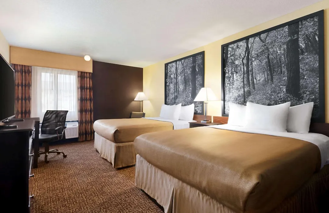 Super 8 By Wyndham Des Moines-1