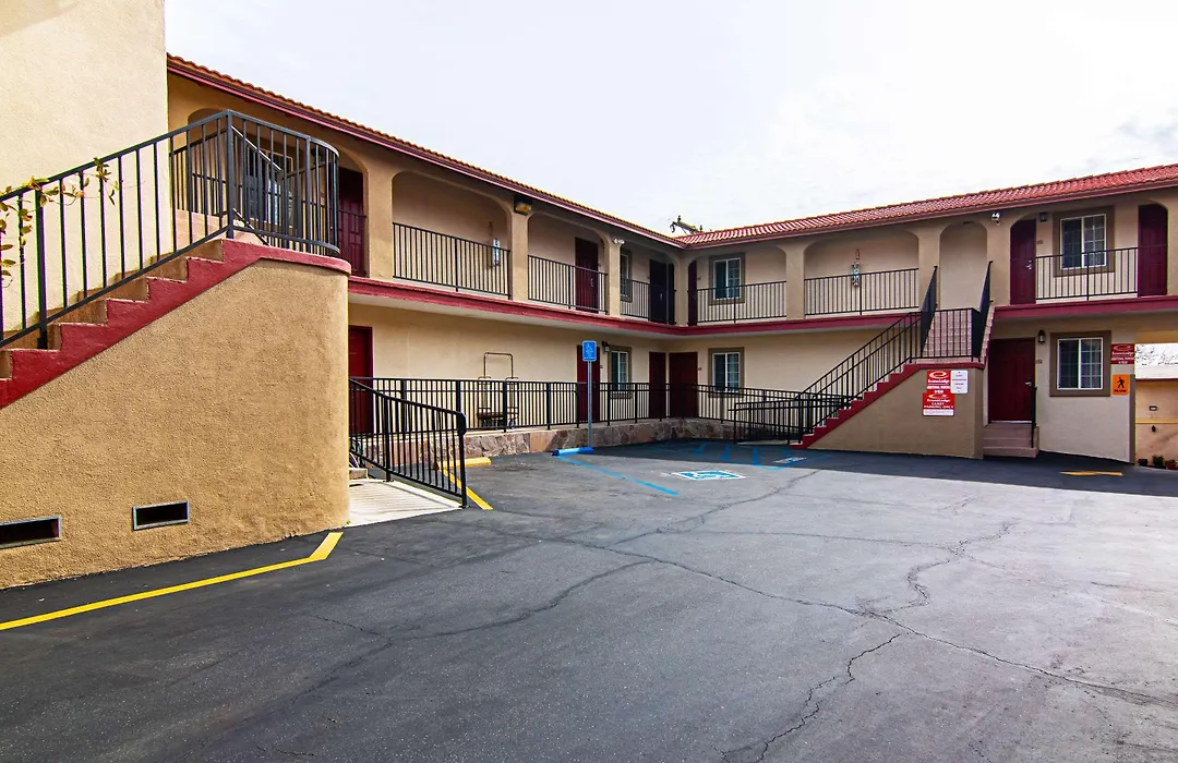 Econo Lodge Long Beach I-405-1