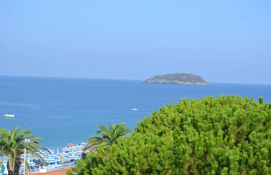 Beach Hotel-1