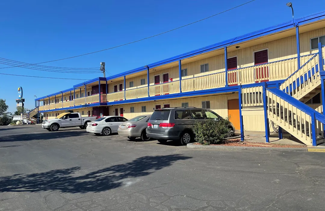 Motel Oasis-1