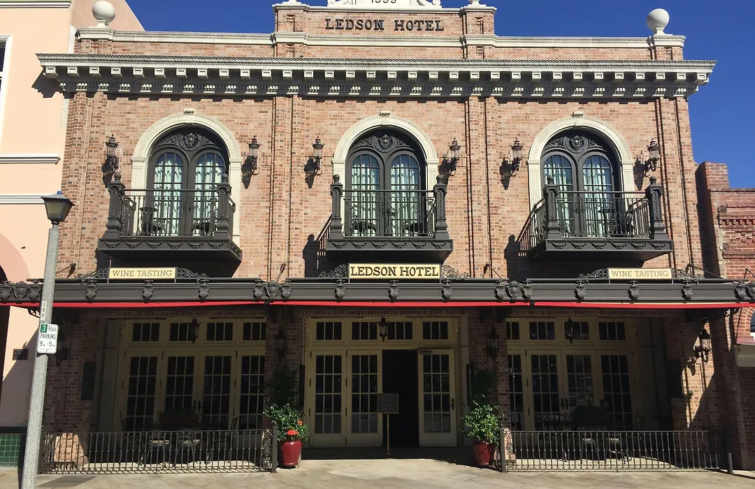 Ledson Hotel & Zina Lounge-1