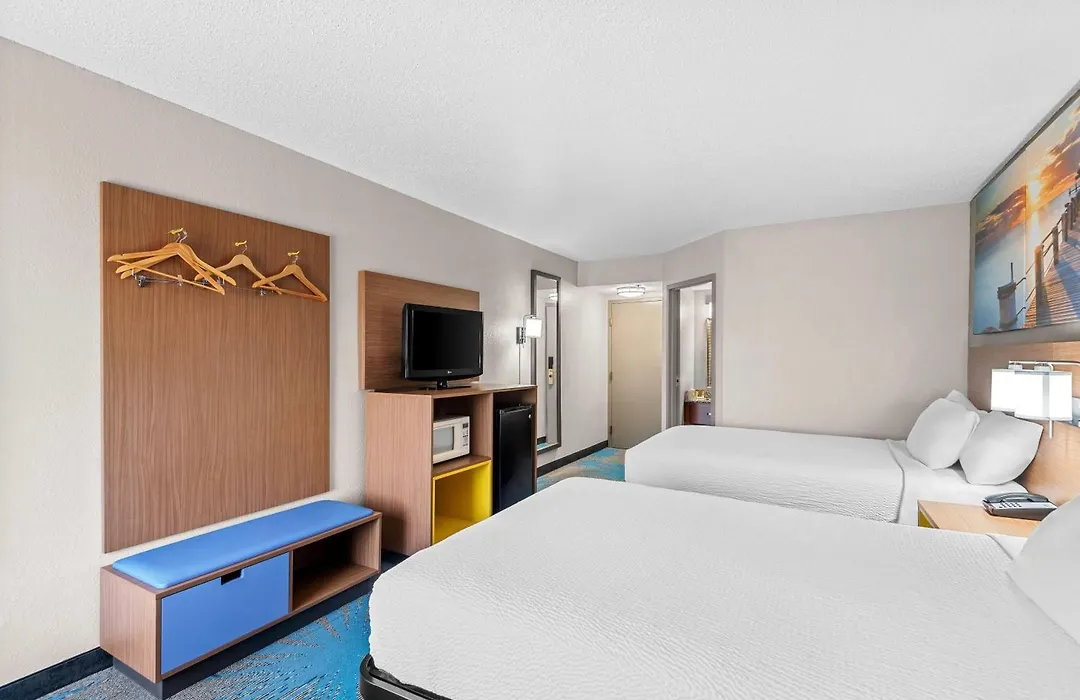 Days Inn & Suites By Wyndham Cedar Rapids-1