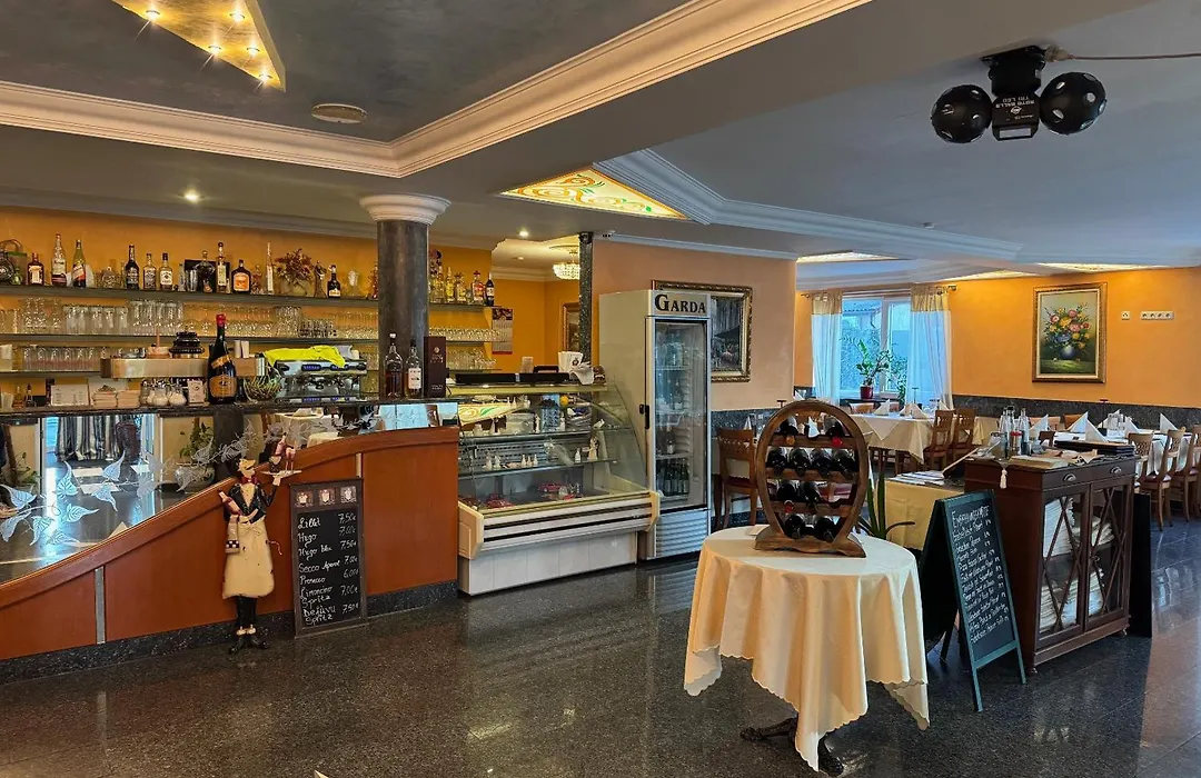 Hotel & Restaurant Garda-1