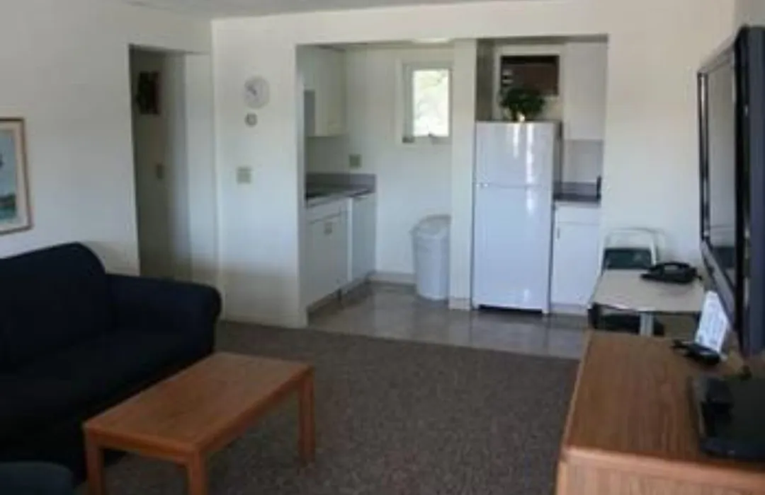 Lakeshor Motor Inn-1