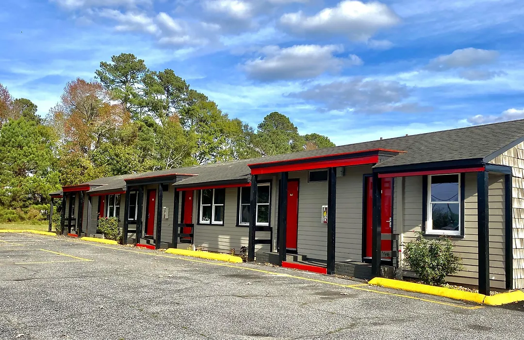 Whistling Pines Motel- Daily And Extended Stay-1