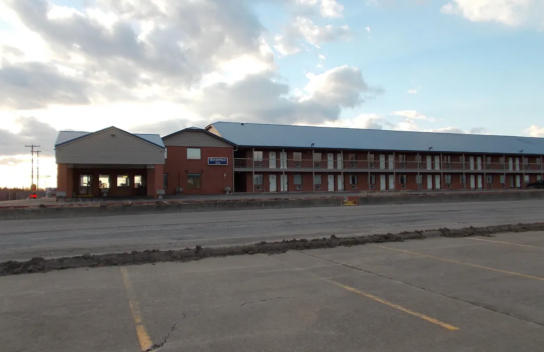 Motel 6-Metropolis, Il-1