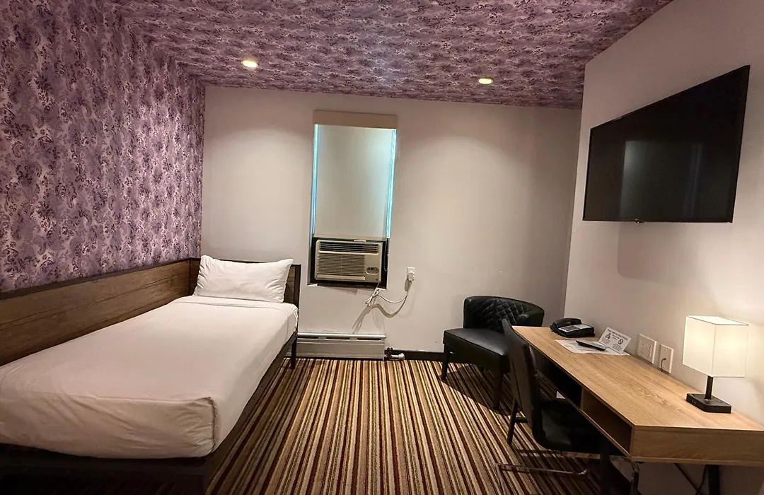 Night Hotel Broadway-1