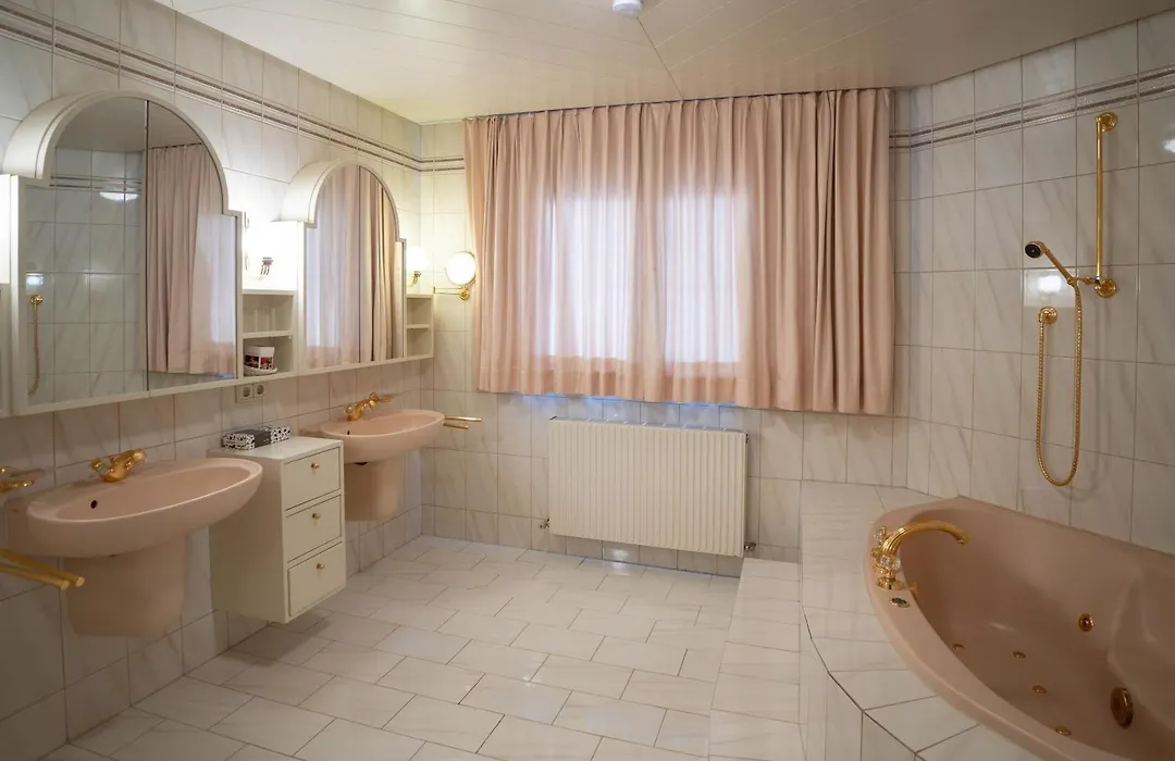 Glanz & Glory Hotel-1