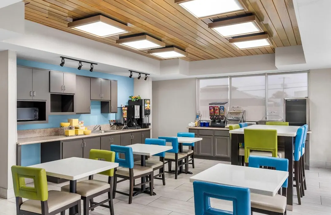 Days Inn & Suites By Wyndham Ridgeland-1