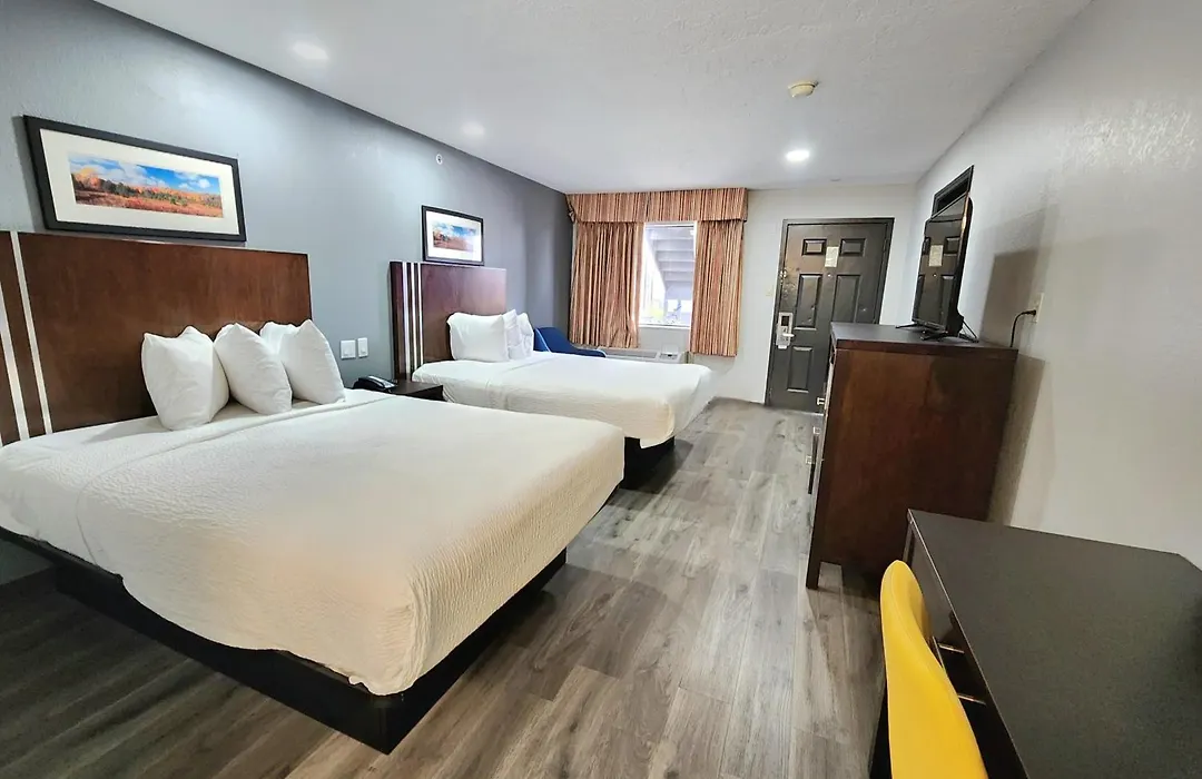 Days Inn & Suites By Wyndham Winnie-1