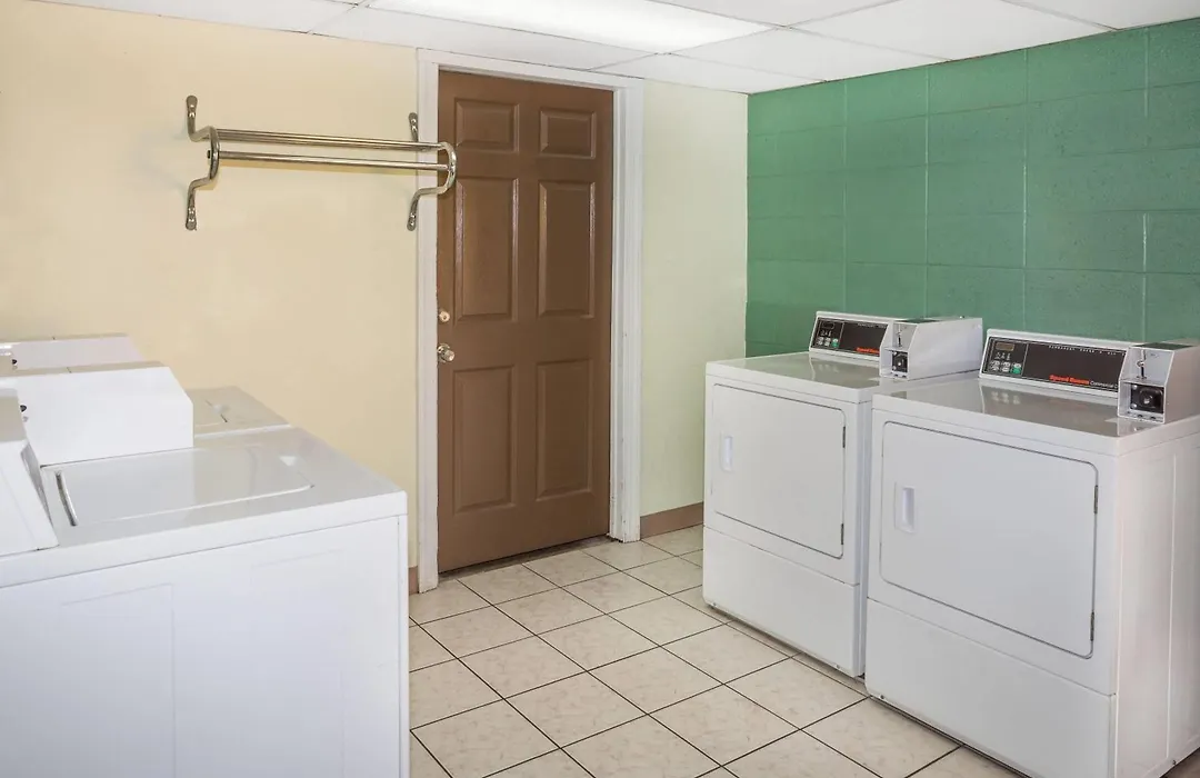 Travelodge By Wyndham Fort Myers North-1
