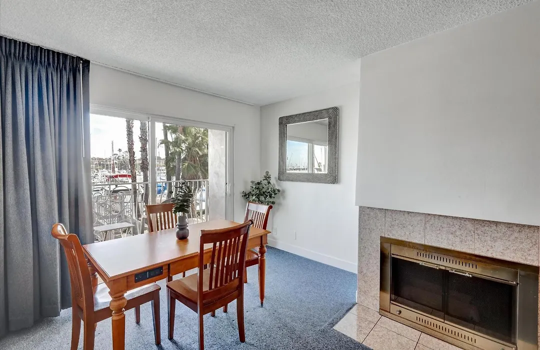 Oceanside Marina Suites - A Waterfront Hotel-1