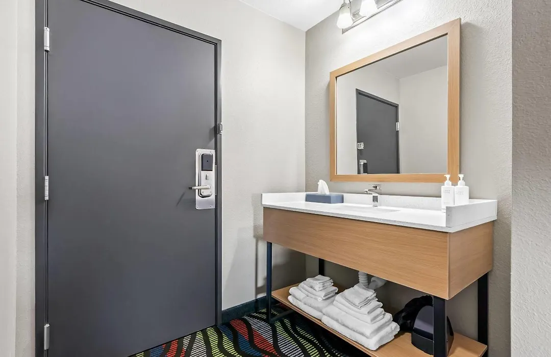 Super 8 By Wyndham Farmington-1
