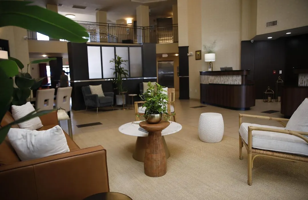 Holiday Inn Express & Suites Naples Downtown - 5Th Avenue By Ihg-1