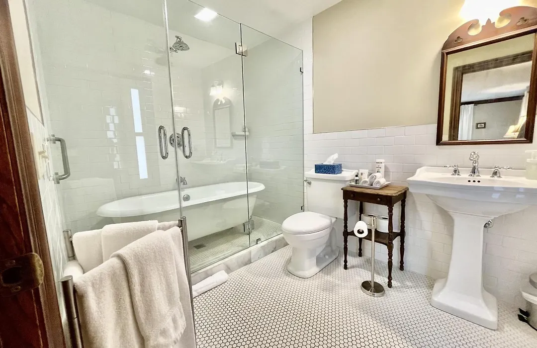 Dartmouth House Inn-1