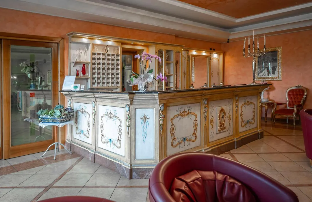 Hotel Confine-1