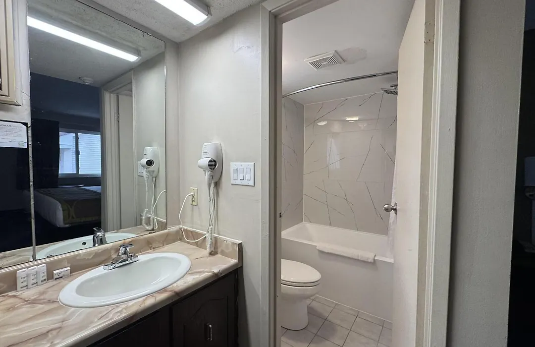 Super 8 By Wyndham Guelph-1