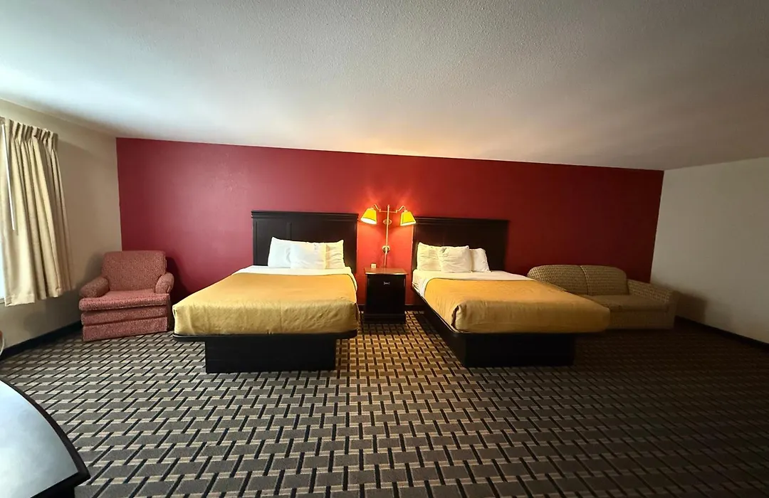 Econo Lodge Inn & Suites Wisconsin Dells-1