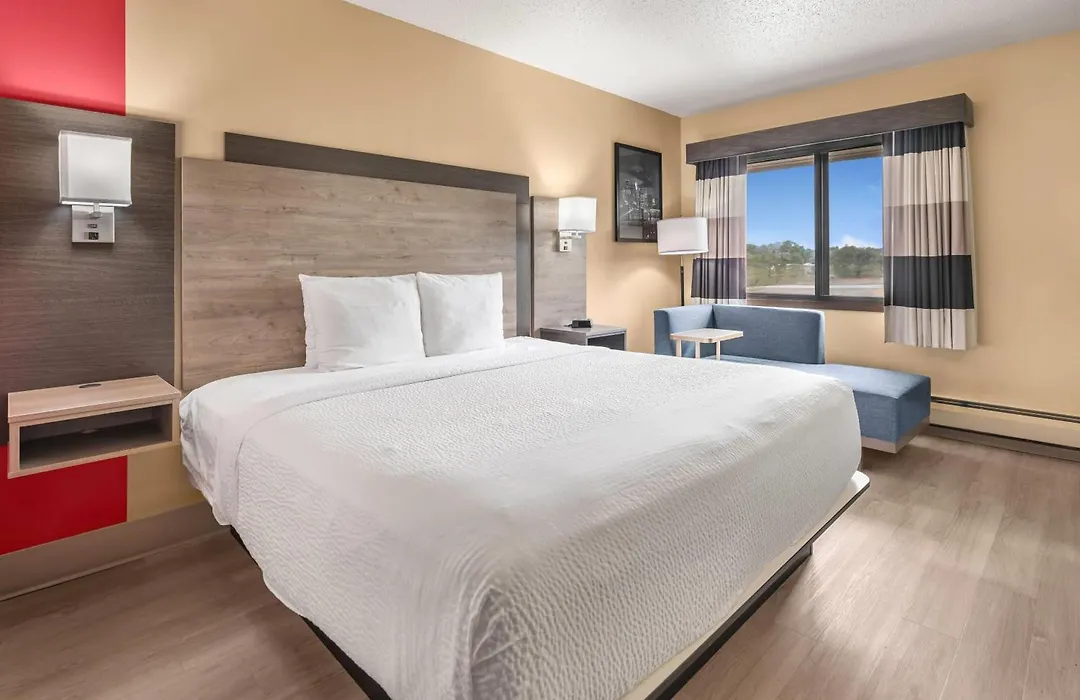 Ramada By Wyndham Minneapolis Golden Valley-1