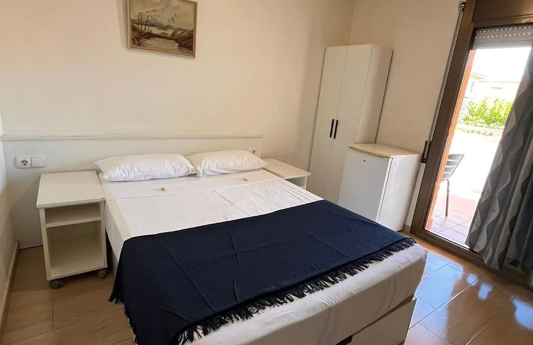 Hostal Cubelles-1