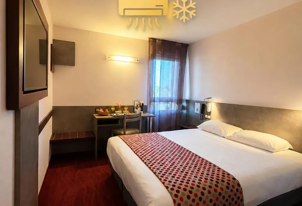 Brit Hotel Les Evens-1