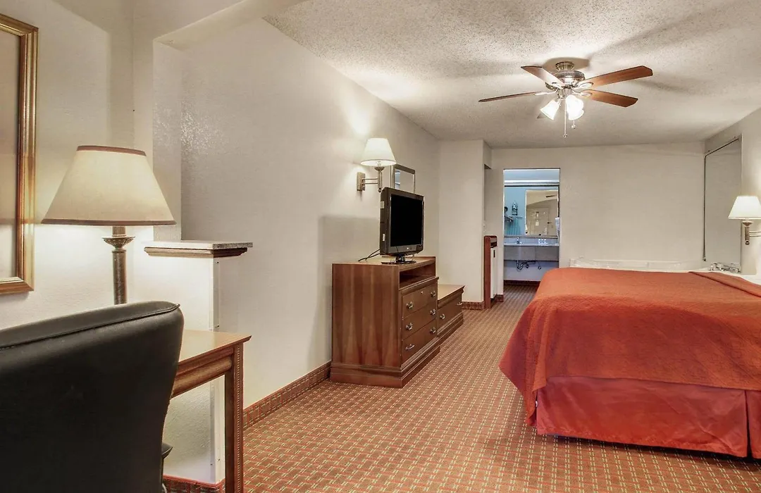 Quality Inn & Suites Clinton - Jackson West-1