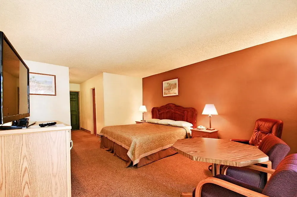 Super 8 By Wyndham Long Beach-1