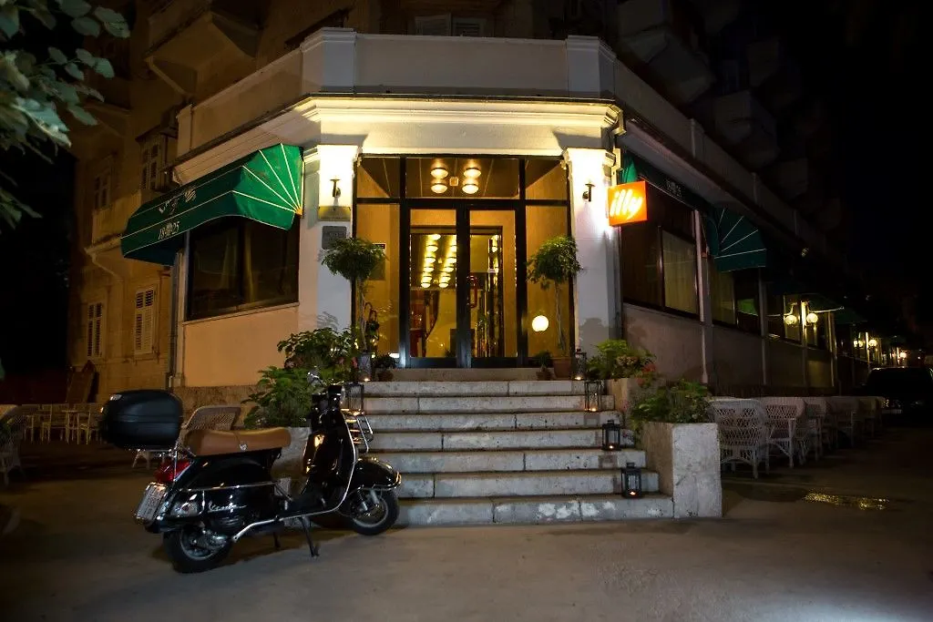 Hotel Sumratin-1